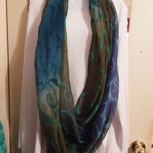 Ladies' infinity scarf.